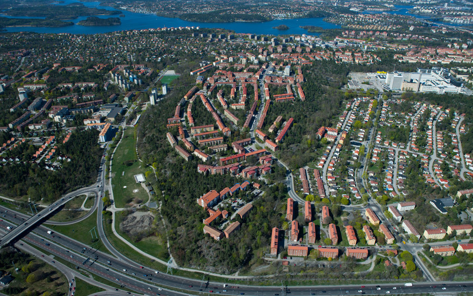 Flygvy över Hägerstensåsen, I förgrunden väg, i bakgrunden vatten och andra stadsdelar. Foto.