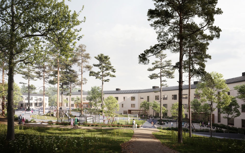 Skolbyggnad och skolgård med lekställningar, fotbollsplan och lekytor med lekande barn. Skolgården är omgiven av tallar, illustration.