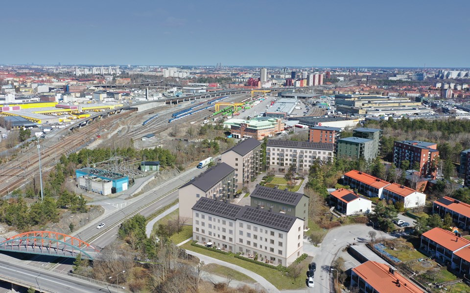 Flygvy över planförslaget och utsikt över ett stort område med järnvägsspår och vy in mot Stockholm