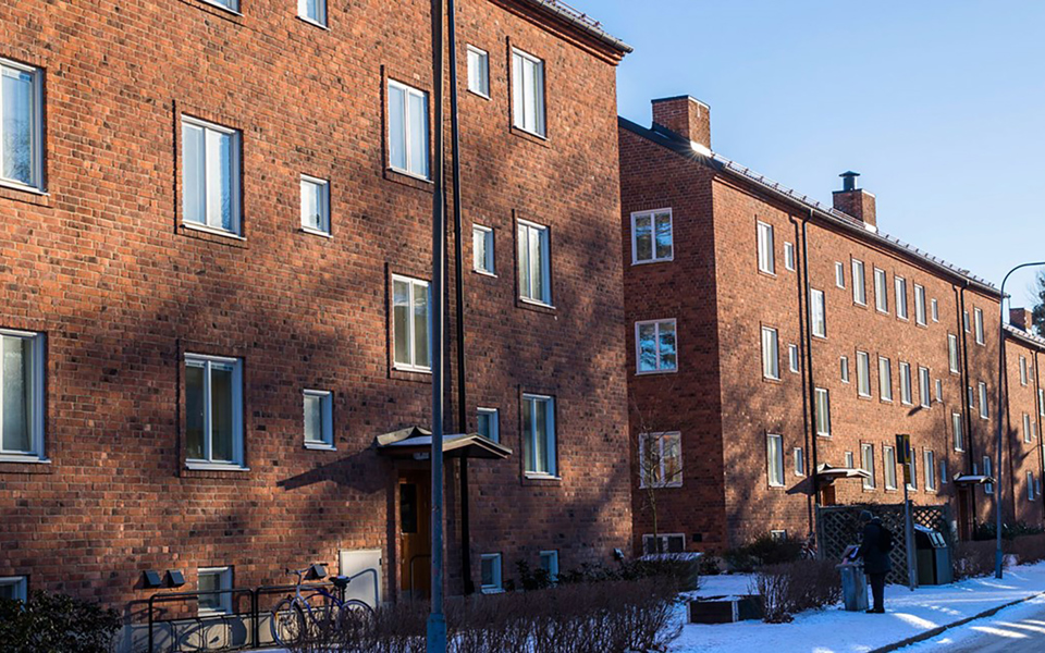 Flerbostadshus i tegel.