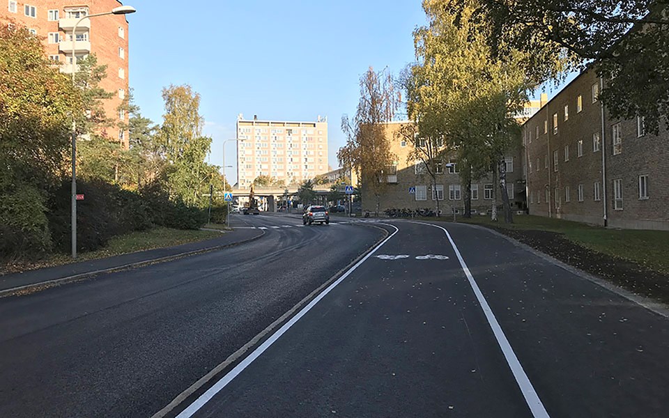 Bil väg och cykel- och gångbana vid skola. Foto.