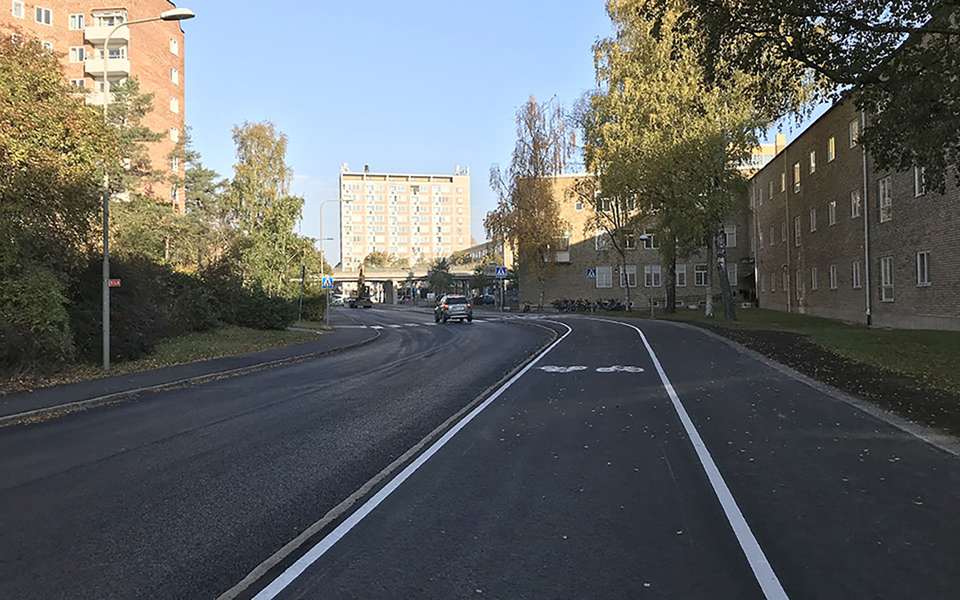 Bil väg och cykel- och gångbana vid skola. Foto.