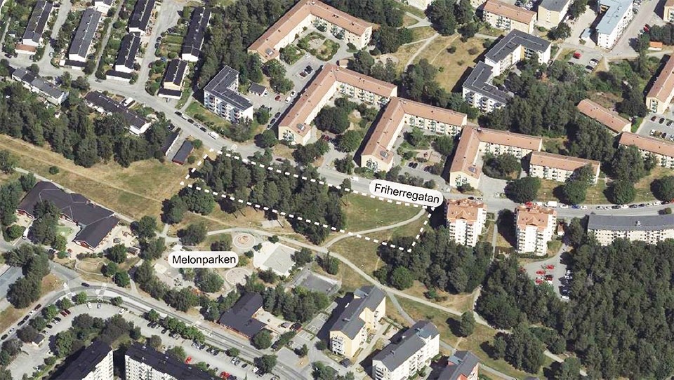 Ungefärligt område för nya bostäder vid Friherregatan markerat med vit streckad linje.