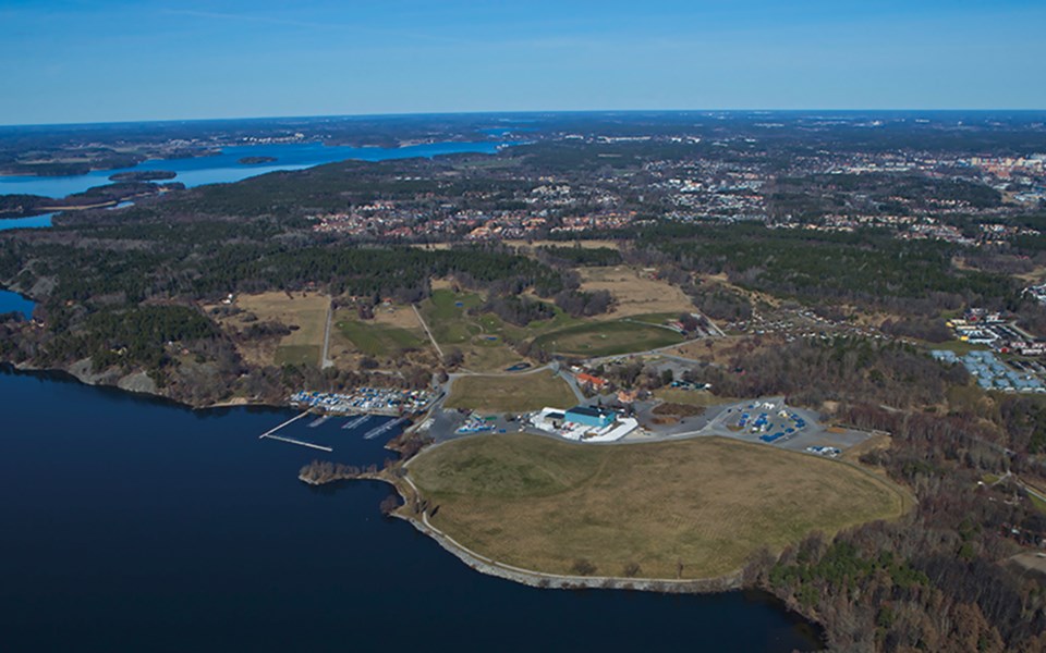 Flygbild över området Kyrkhamn och Mälaren.