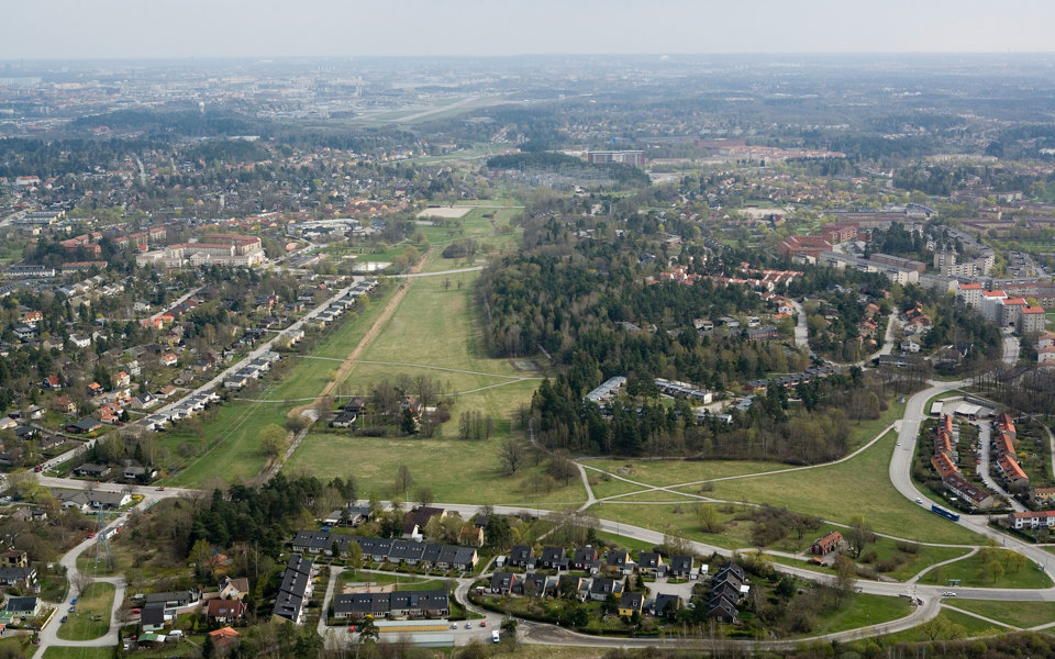 Flygvy över bostads- och grönområden, foto.