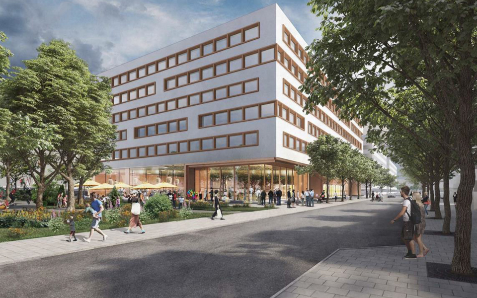 Människor som passerar ett vitt kontorshus med fönster i långa rader och en inglasad entré.