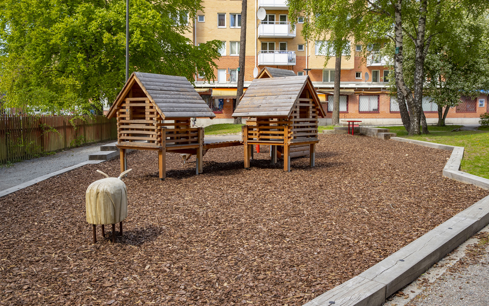 Upphöjda lekstugor i trä. Foto.