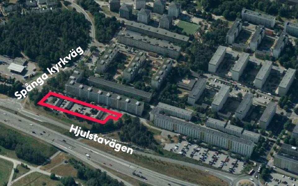 Flygbild där planområdet, vid korsningen Hjulstavägen och Spånga kyrkväg, är markerat med röd linje.