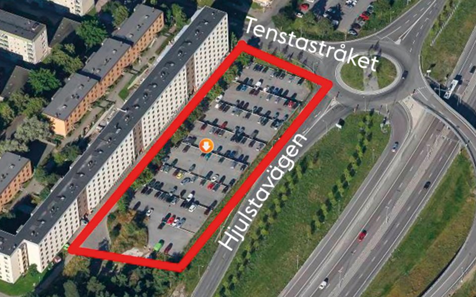 Flygbild över område vid Hjulstavägen  och Tenstastråket. Planområdet som nu är en parkeringsplats är markerat med rött. Foto