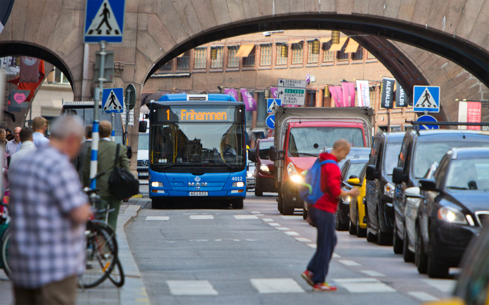 Buss 1 kör i ett busskörfält på Kungsgatan. Filen bredvid är full av privatbilar.