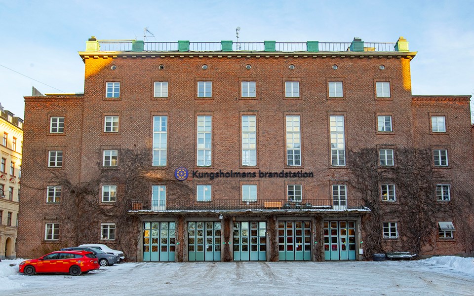 Kungsholmens brandstation med röd tegelfasad, foto.
