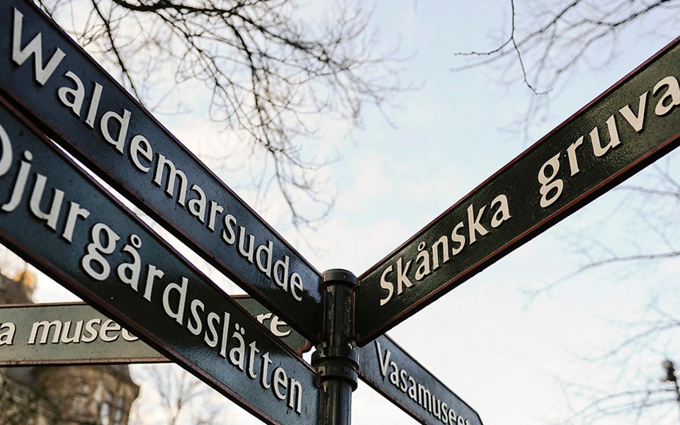 Skyltar som pekar på delvis Djurgården, fotografi.