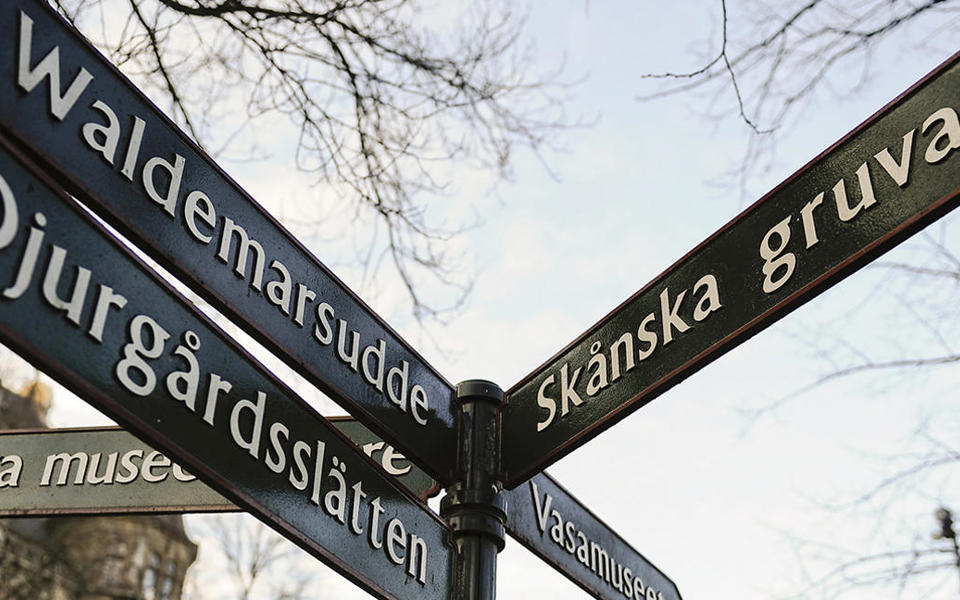 Skyltar som pekar på delvis Djurgården, fotografi.