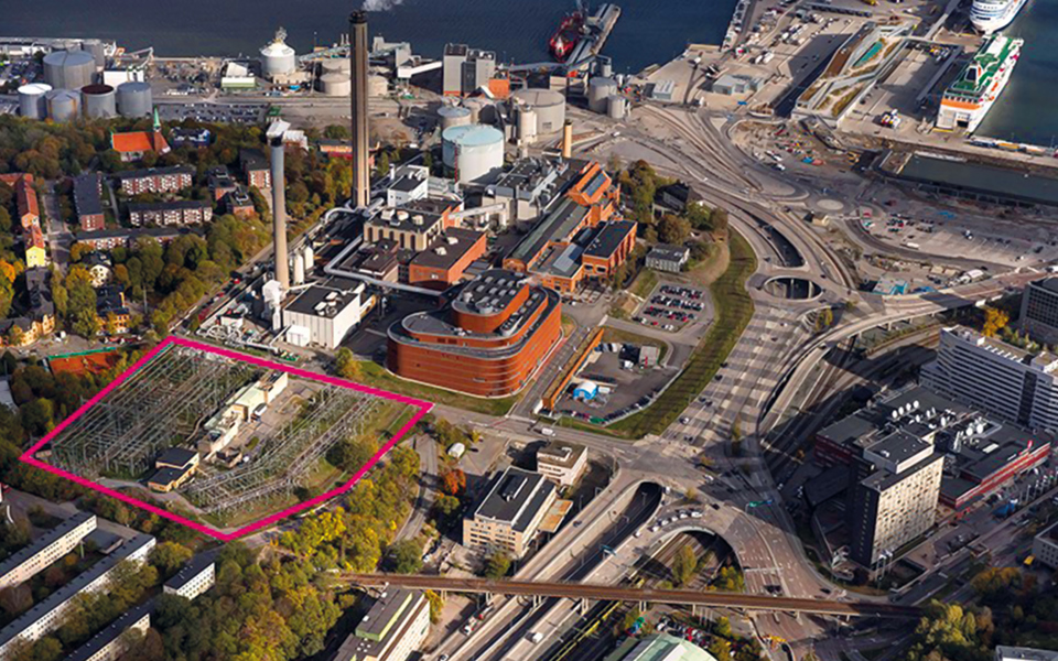 Bostäder, bilvägar, tunnelbanebro, gasverk, elverk och omringat där nuvarande ställverk står.Flygfoto.