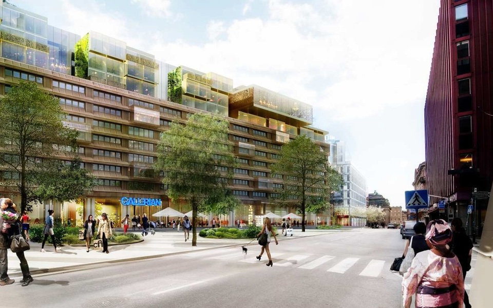 Vy mot entré till köpcentrum från andra sidan gatan. Människor i rörelse, visionsbild. 
