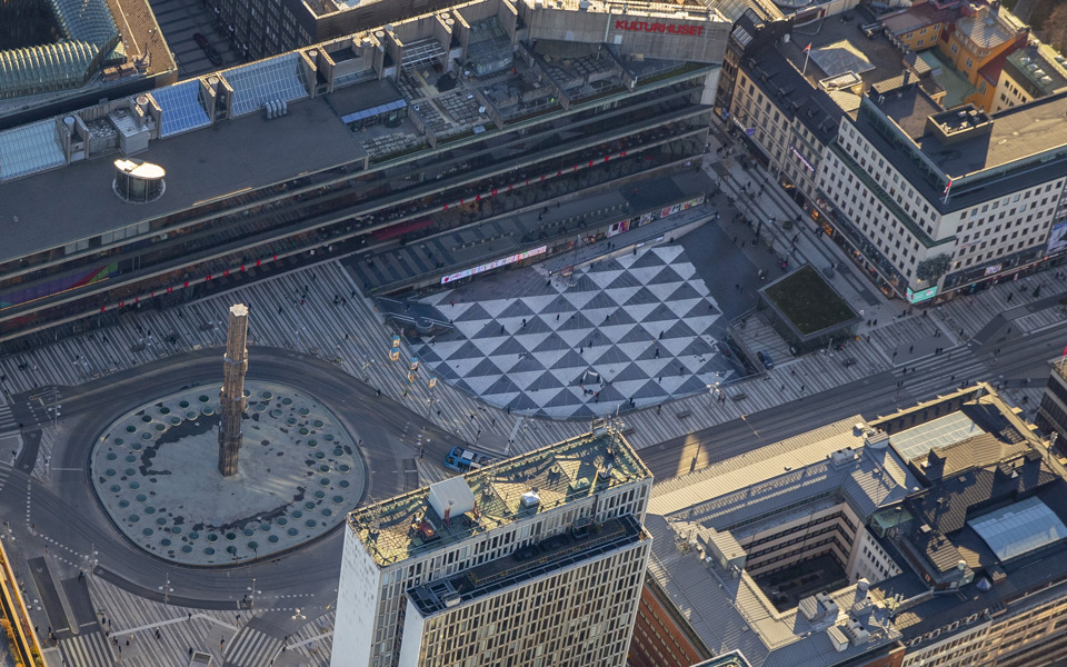 Flygvy över området med Sergels torg i mitten, fotografi.