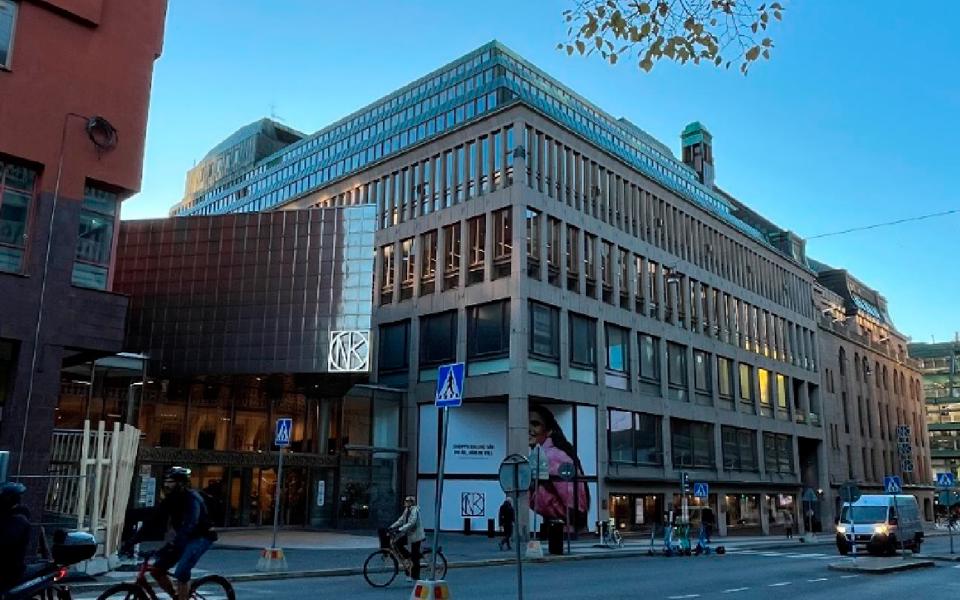 Varuhuset NK i marknivå, sett från Regeringsgatan, fotografi.