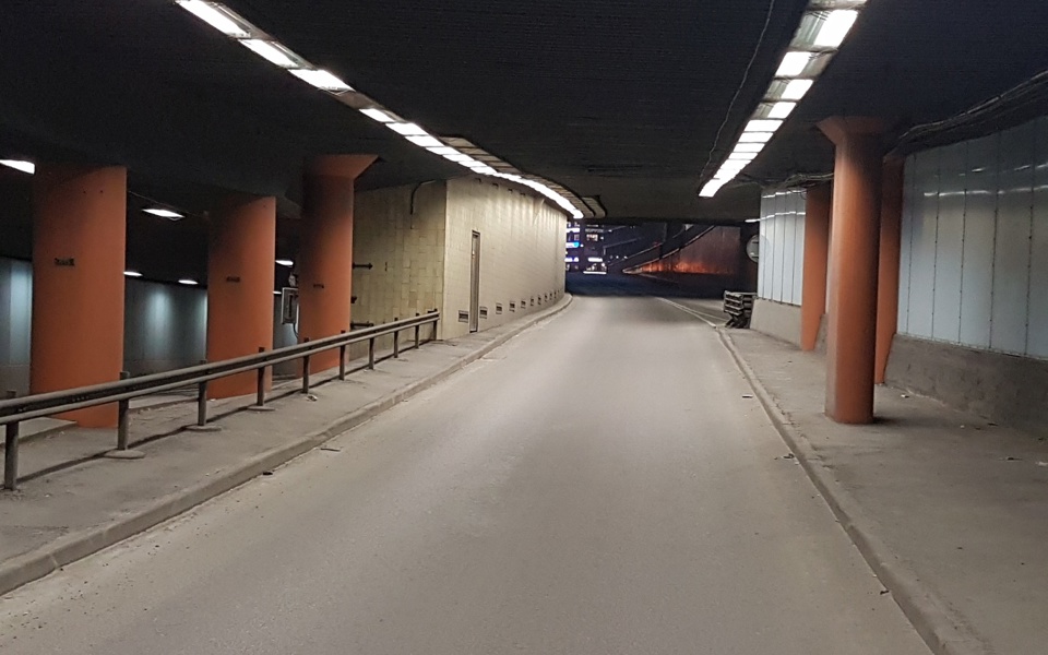 Tunnel med körfält, fotografi.