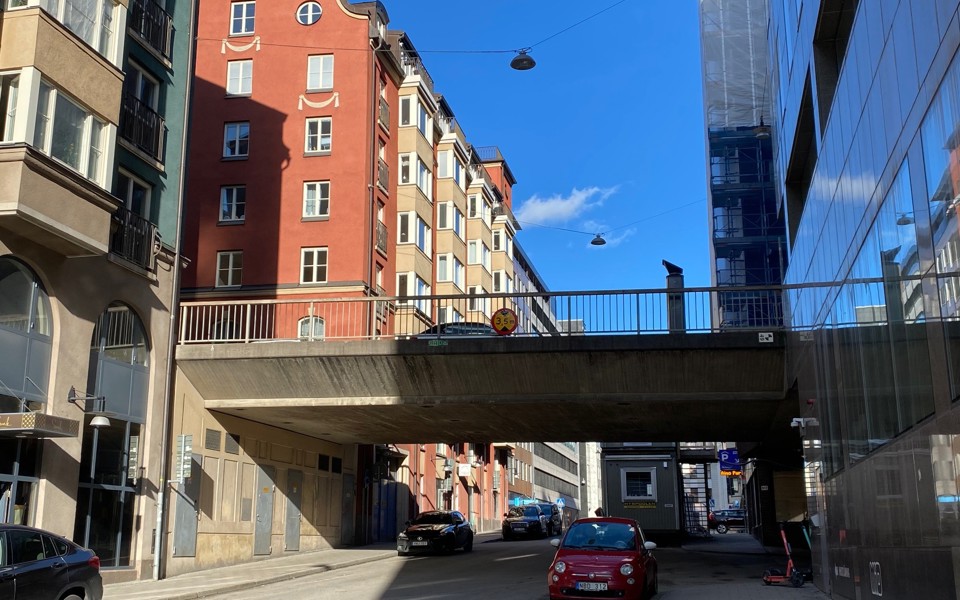 Malmskillnadsgatans bro över Oxtorgsgatan. Foto.