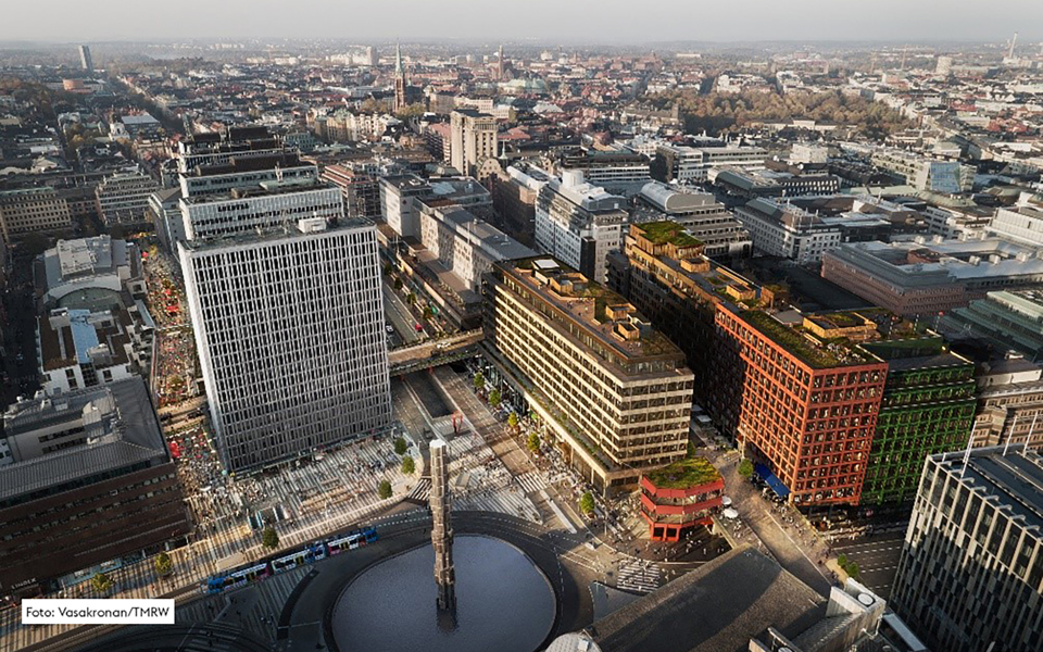 Malmskillnadsgatans skyline med hus,  bilvägar, torg, spårvagn och fontän med obelisk. Flygfoto.