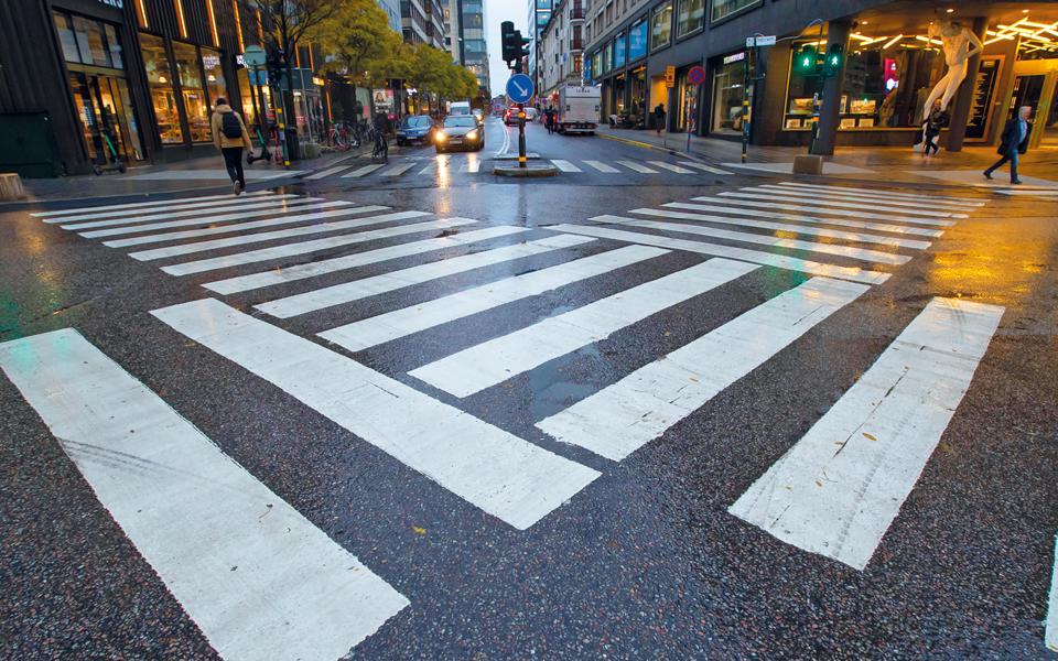 Ett diagonalt övergångsställe sett framifrån, i korsningen Mäster Samuelsgatan/Regeringsgatan, foto.