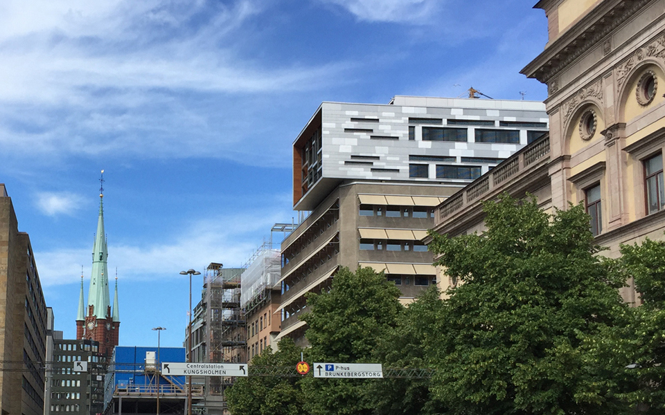 Toppen av kontorshus med en ny påbyggnad på ett av husen. Foto