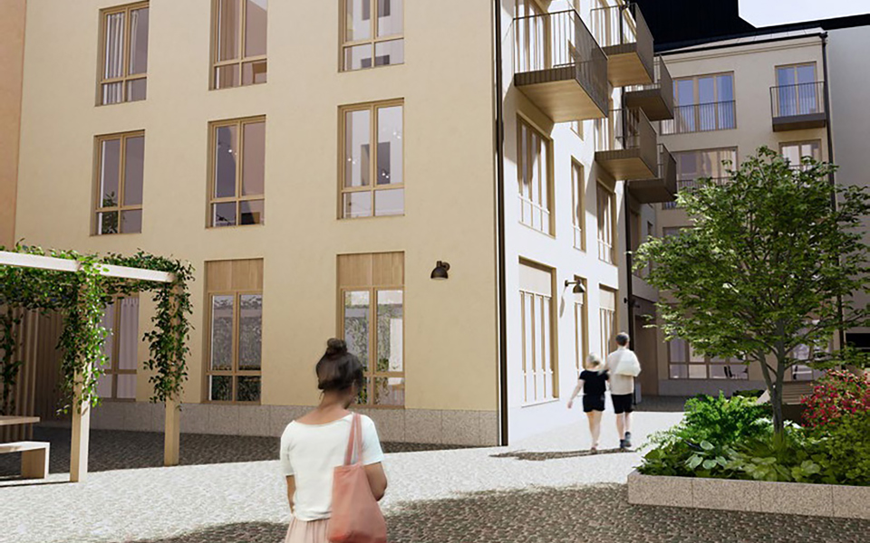 Stenbelagd gård med grönska och pergola. Flerbostadshus på båda sidor. Människor i rörelse, illustration.