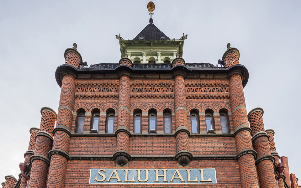 Saluhallen utsida med tegelfasad, foto. 