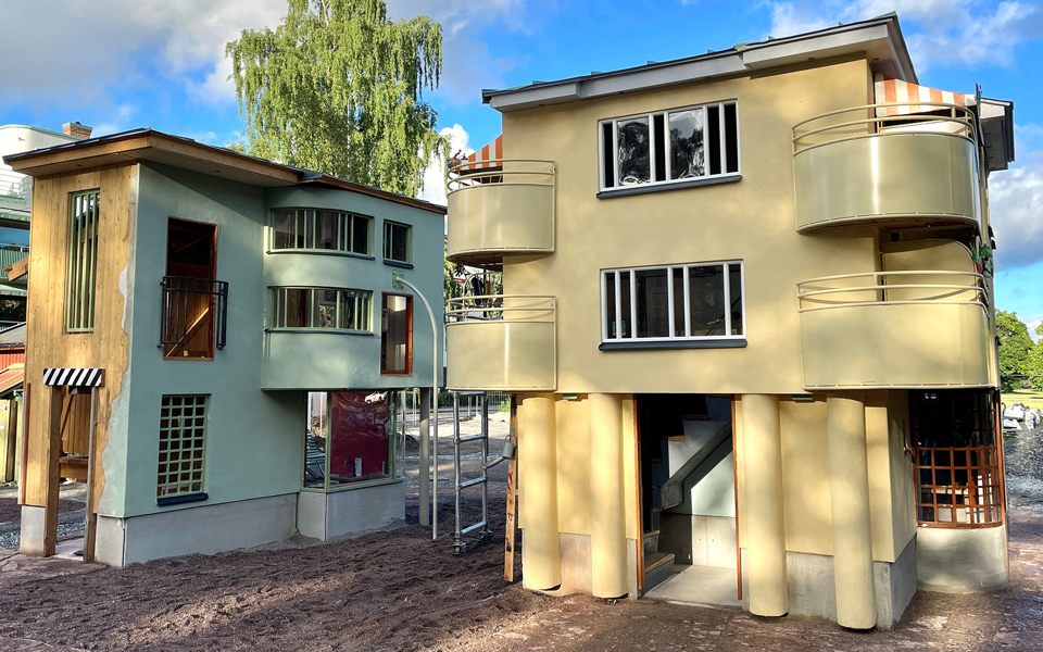 Lekhus i form av flerbostadshus i funkisstil, fotografi.