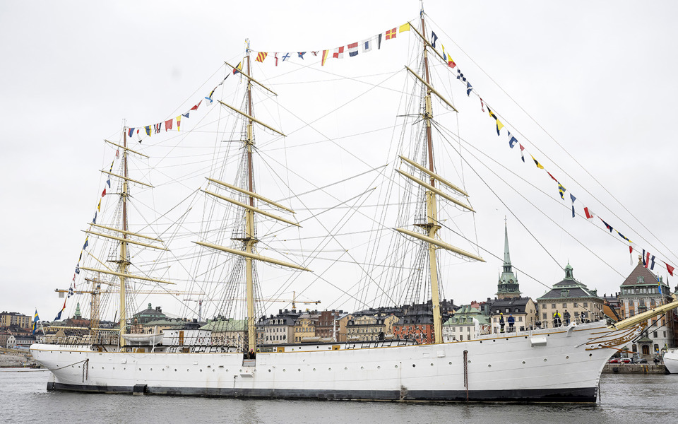 Skeppet af Chapman utanför Skeppsbron vid bogseringen i april 2022.