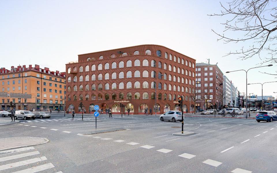 Byggnad i tegel placerad i mellan gågator och vägar. 