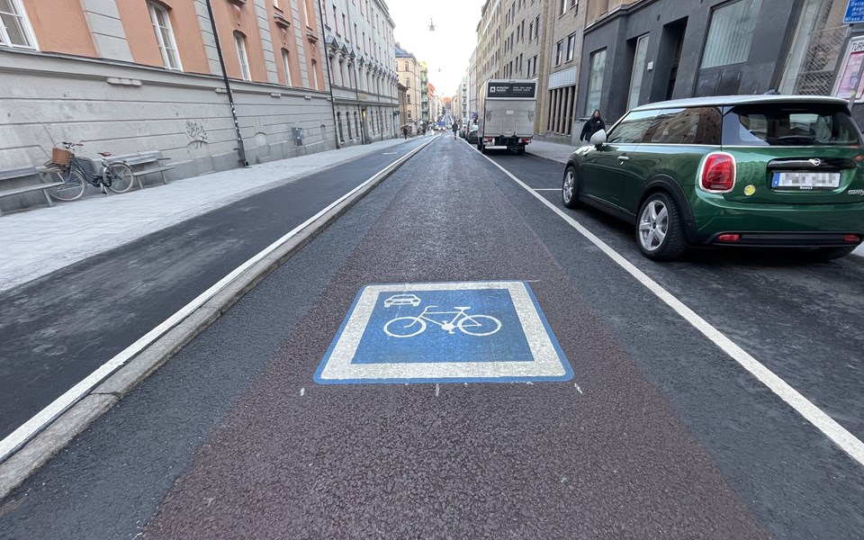 Körfält med vägmärket för cykelgata målad mitt på asfalten. 