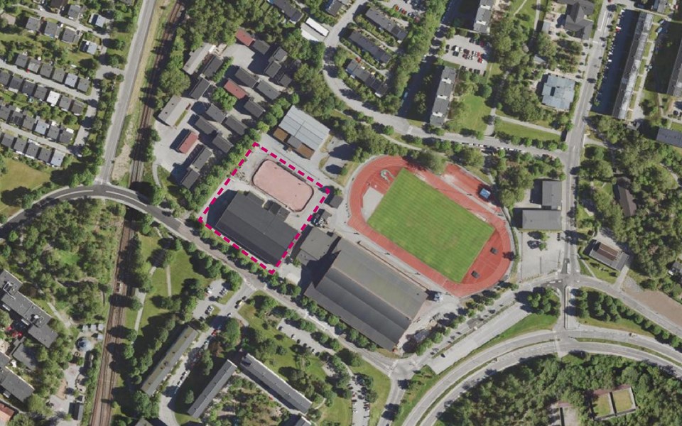 Flygvy över Sätra idrottsplats. Den nuvarande ishallen är markerad med en rosa streckad linje. Foto
