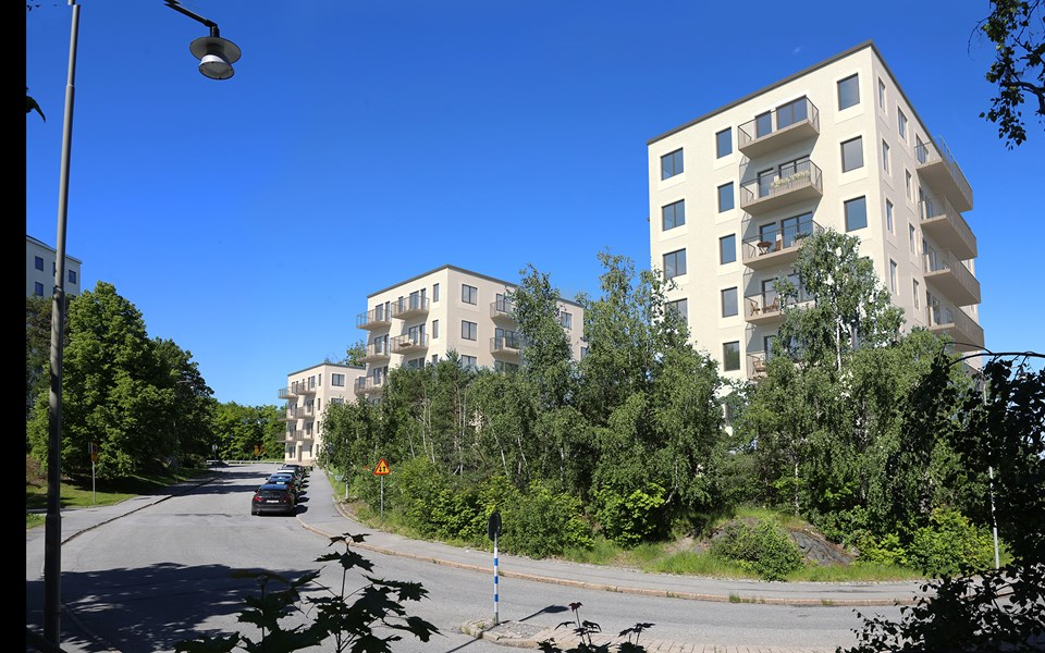 Vy från övre Ekholmsvägen med de nya punkthusen som ramas in av grönska, illustration