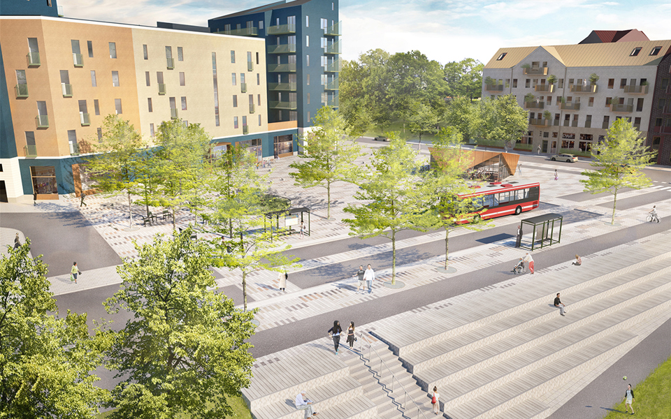 Vy över ett stenbelagt torg. Här finns busshållplats, breda trappor som leder ner från torget och flerbostadshus, platerade träd, sittplatser. Människor i rörelse. Illustration