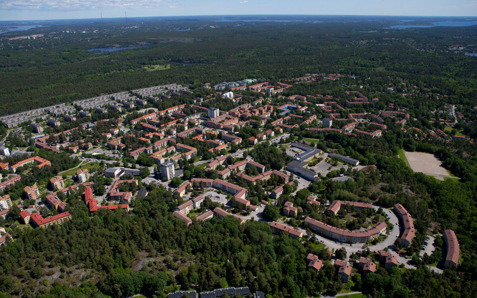 Flygvy över bostadshus och grönområden, foto.