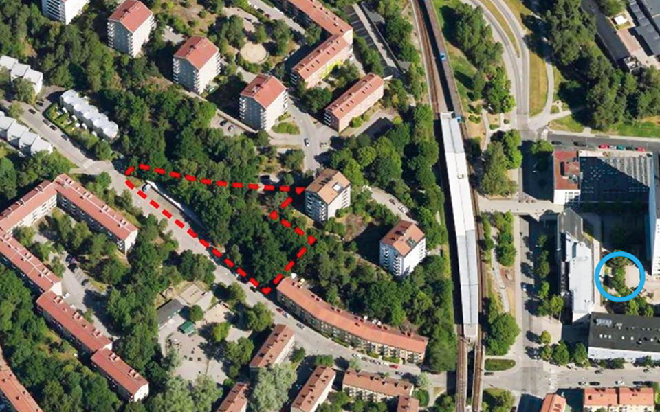 Bostadshus, tunnelbanespår, tunnelbanestation, gator, trottoarer, träd och gräsmattor. Flygfoto.