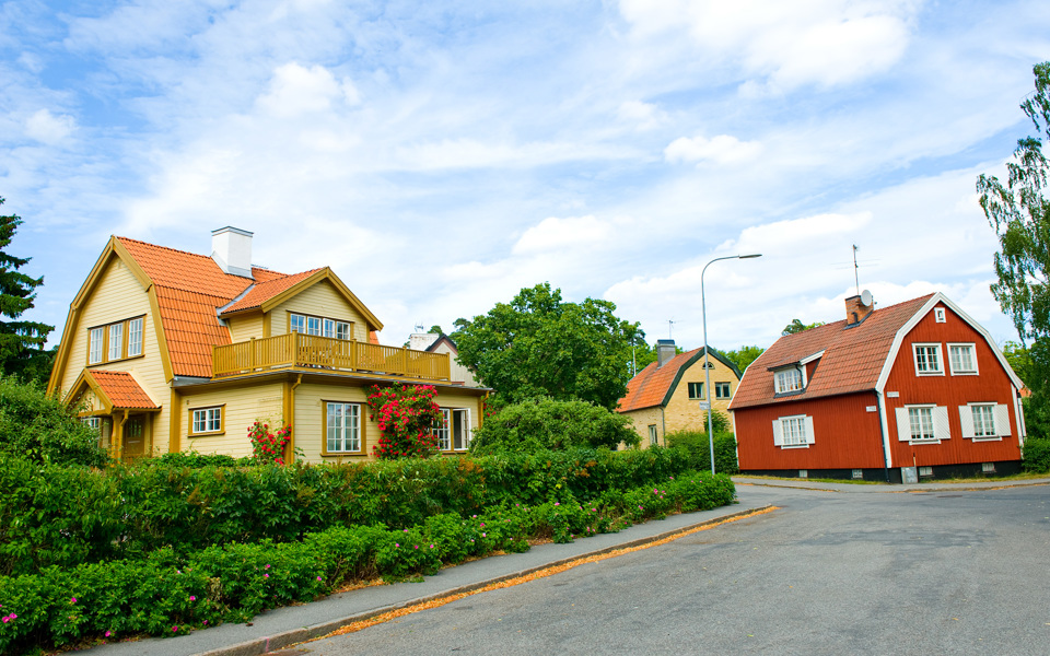 Tre äldre villor i olika färg och storlek, grönska, fotografi.