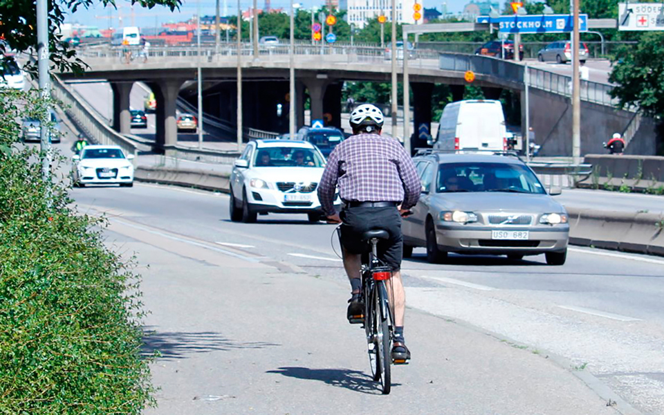 Cyklist på Nynäsvägen