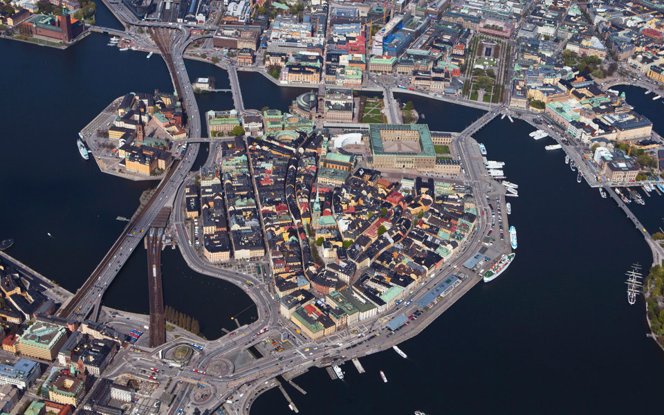En flygvy över Gamla stan, omgiven av vatten och andra stadsdelar. Foto.