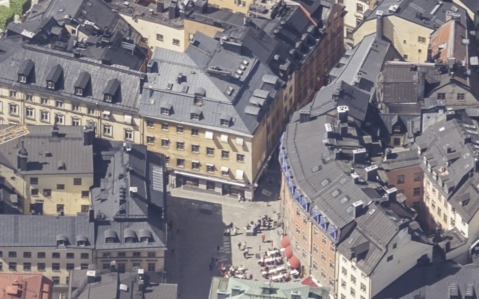 Flygvy över torg omgivet av byggnader, fotografi.