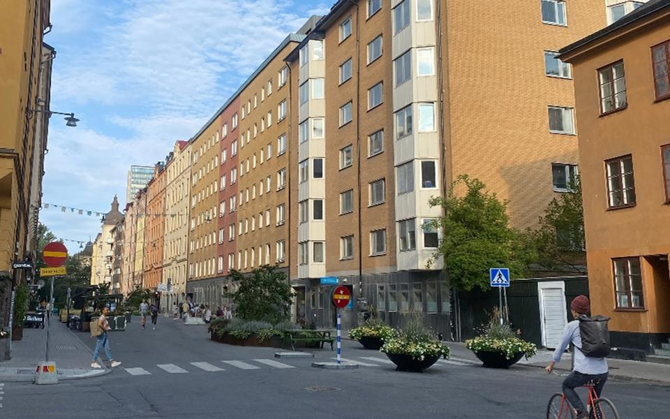 Gata i stadsmiljö med bostadshus.