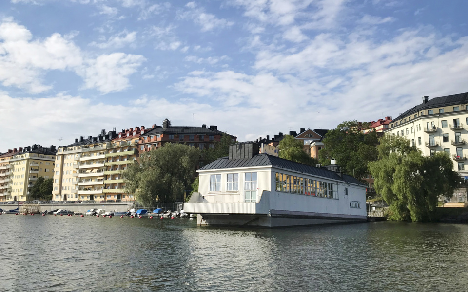 Vy över Liljeholmsbadet från vattnet.