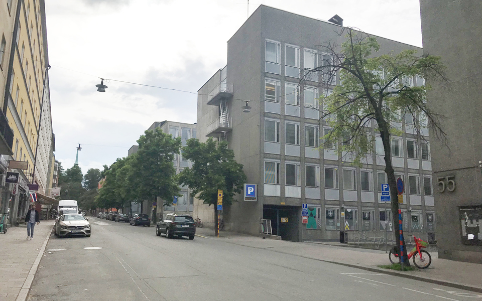 Blekingegatan västerut, vid Åsö gymnasium.
