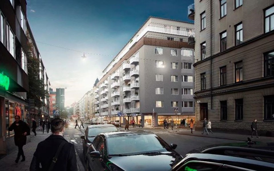 Bilar och människor vid en trafikerad gata. Flera hus varav ett i ljusa färger och med en påbyggnad. Illustration