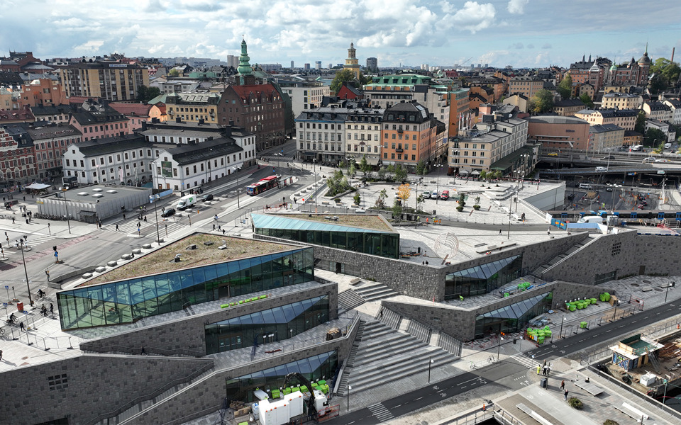 Vy över Mälarterrassen och Södermalmstog vid Slussen.