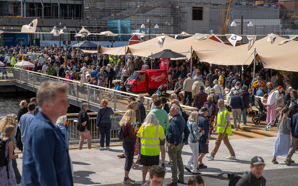 Hundratals människor på Vattentorget vid Slussen en solig sommardag. Foto: Lennart Johansson