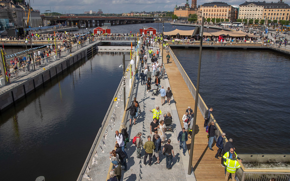 Evenemang på Vattentorget vid Slussen. Många människor rör sig på Vattentorget.