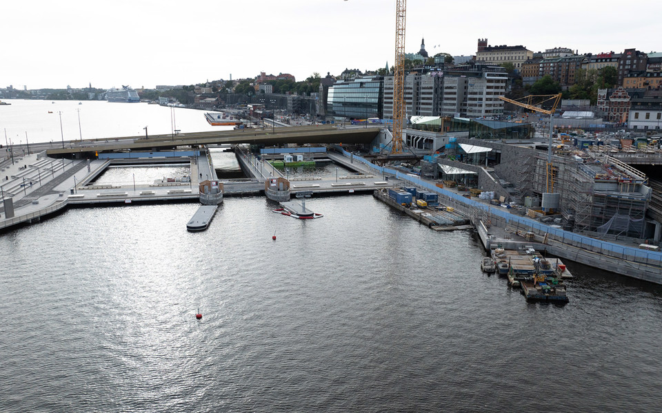 Drönarvy över Slussen, september 2024. Till höger byggs Mälarterrassen och till vänster ligger Gamla stan. I mitten ligger det nya Vattentorget och i bakgrunden Slussbron.