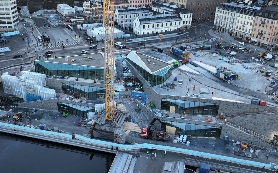 Drönarvy över Mälarterrassen vid Slussen. En byggnad med fasader av glas och granit.